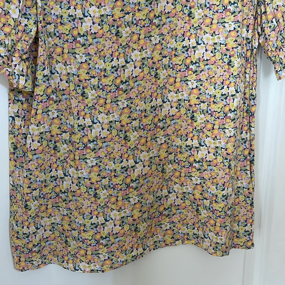 Short Sleeve Flower Top - Picture 2 of 5